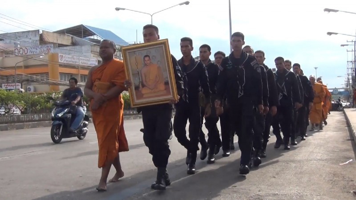 สงขลา !! พระสงฆ์ วัดมหัตตมังคลารามจำนวน 159 รูป เดินเท้าพร้อมทหารพราน ที่ 42 ร่วมพิธีวางดอกไม้จันทน์ ถวายความอาลัยพ่อหลวง ร.9 (คลิป)
