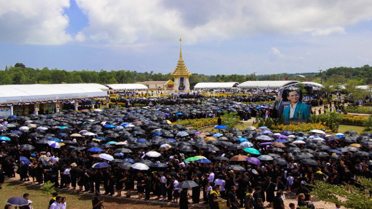 พสกนิกรชาวชุมพรนับแสนชีวิต ร่วมพิธีถวายดอกไม้จันทน์ แสดงความอาลัยพ่อหลวง ร.9  เป็นครั้งสุดท้าย (ชมคลิป)
