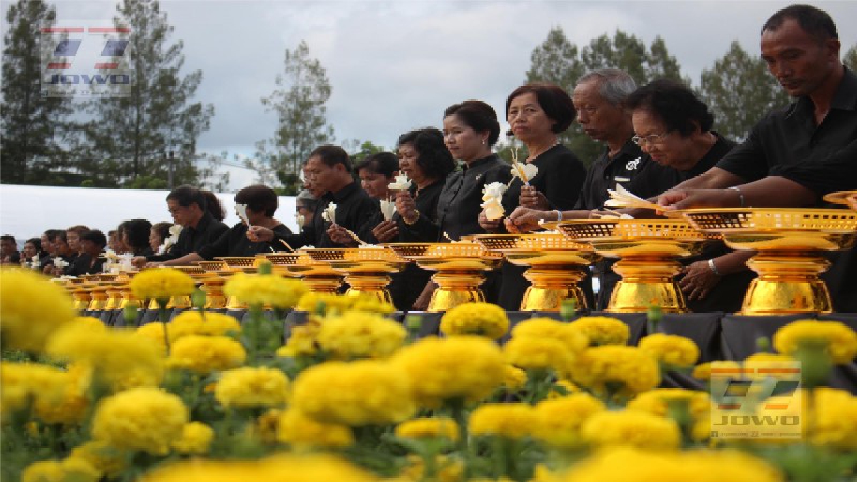 ชาวตรังกว่า 5 หมื่นชีวิต หลั่งไหลร่วมพิธีถวายดอกไม้จันทน์ งานพระราชพิธีถวายพระเพลิงพระบรมศพในหลวง ร.9 (คลิป)