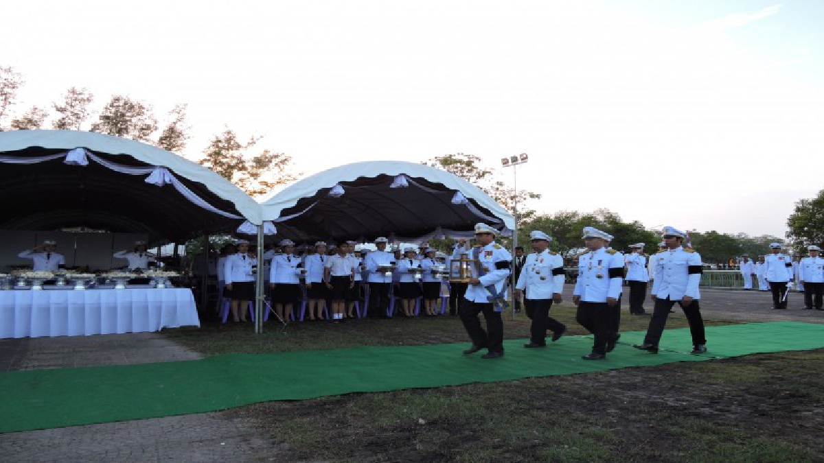 นราธิวาสอัญเชิญไฟหลวงพระราชทาน มาประดิษฐาน ณ พระเมรุมาศจำลอง ประชาชนยังคงทยอยเดินทาง ร่วมถวายดอกไม้จันทน์ล้นหลาม