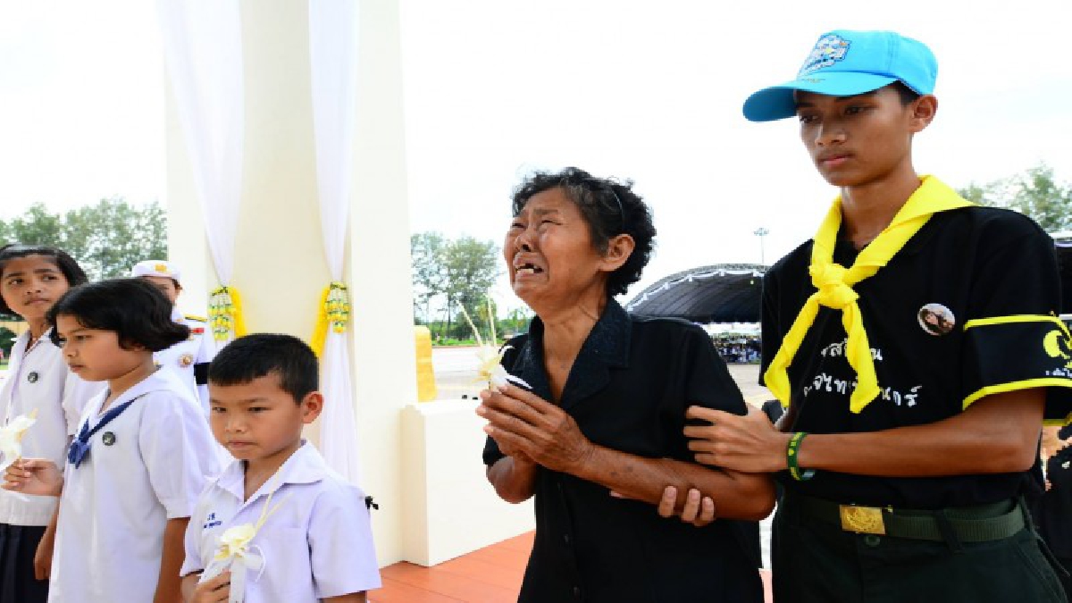 สะเทือนถึงขั้วหัวใจ !! บรรยากาศการถวายดอกไม้จันทน์ จ.นราธิวาส สุดโศกเศร้า ร่ำไห้มือปาดหน้า จนเห็นแล้วสุดกลั้นน้ำตา
