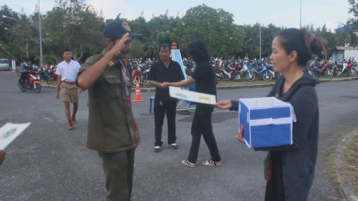 รปภ. สุดปลื้ม..แม้ไม่มีโอกาสวางดอกไม้จันทน์หน้าเมรุมาศจำลอง แต่ขอเป็นส่วนหนึ่งทำความถวายพ่อ ขณะที่สองหนุ่มสาว แจกฟรี ธนบัตรที่ระลึก (คลิป)