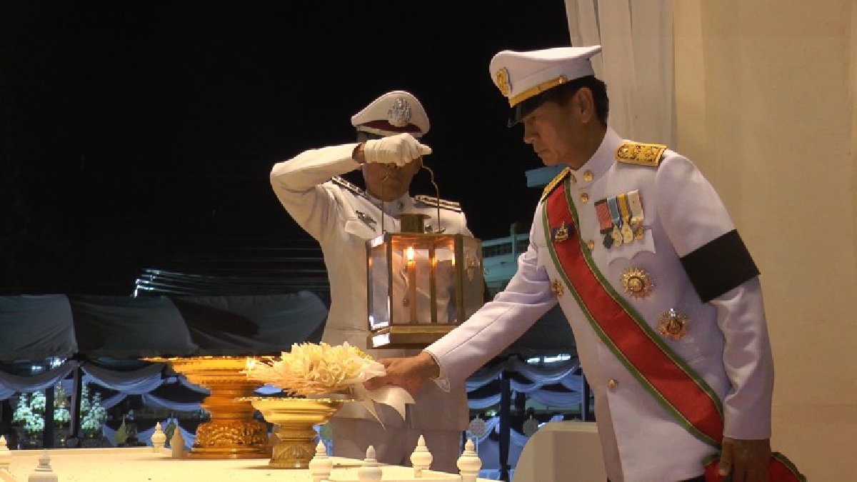 พสกนิกรชาวหนองคาย...ร่วมพิธีถวายดอกไม้จันทน์ในช่วงแรกกว่า  57,084 คน  ส่วนในช่วงที่ 2 ยังเดินทางมาถวายอาลัยอย่างเนืองแน่น