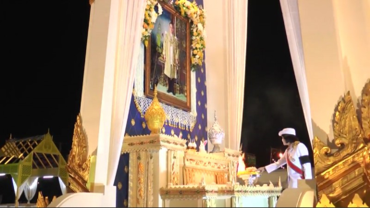 ล้นหลาม !! ชาวเพชรบุรี แห่เดินทางร่วมพิธีถวายพระเพลิงพระบรมศพในหลวง ร.9 ณ พระเมรุจำลอง วัดคงคารามวรวิหาร เนืองแน่น (คลิป)