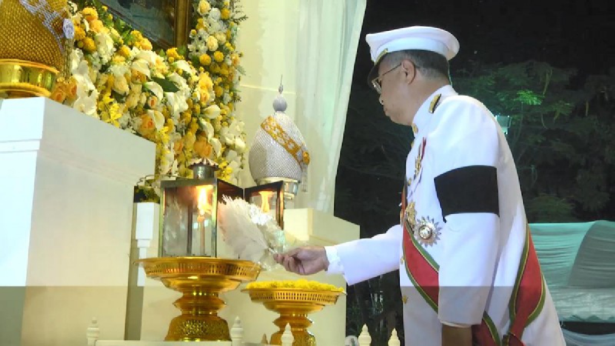 พสกนิกรชาวสุรินทร์ เรือนแสน หลั่งไหลร่วมพิธีถวายดอกไม้จันทน์ พระราชพิธีถวายพระเพลิงพระบรมศพ ในหลวง รัชกาลที่ ๙ (คลิป)