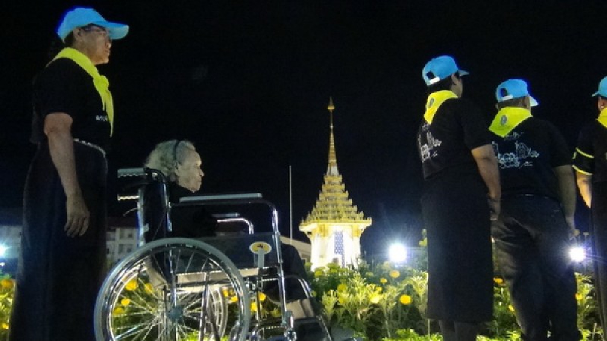 ชาวปัตตานีทั่วทั้ง 12 อำเภอ นับหมื่นชีวิต หลั่งไหลร่วมถวายพระเพลิงพระบรมศพอาลัยพ่อหลวง ร.9 ครั้งสุดท้าย (คลิป)