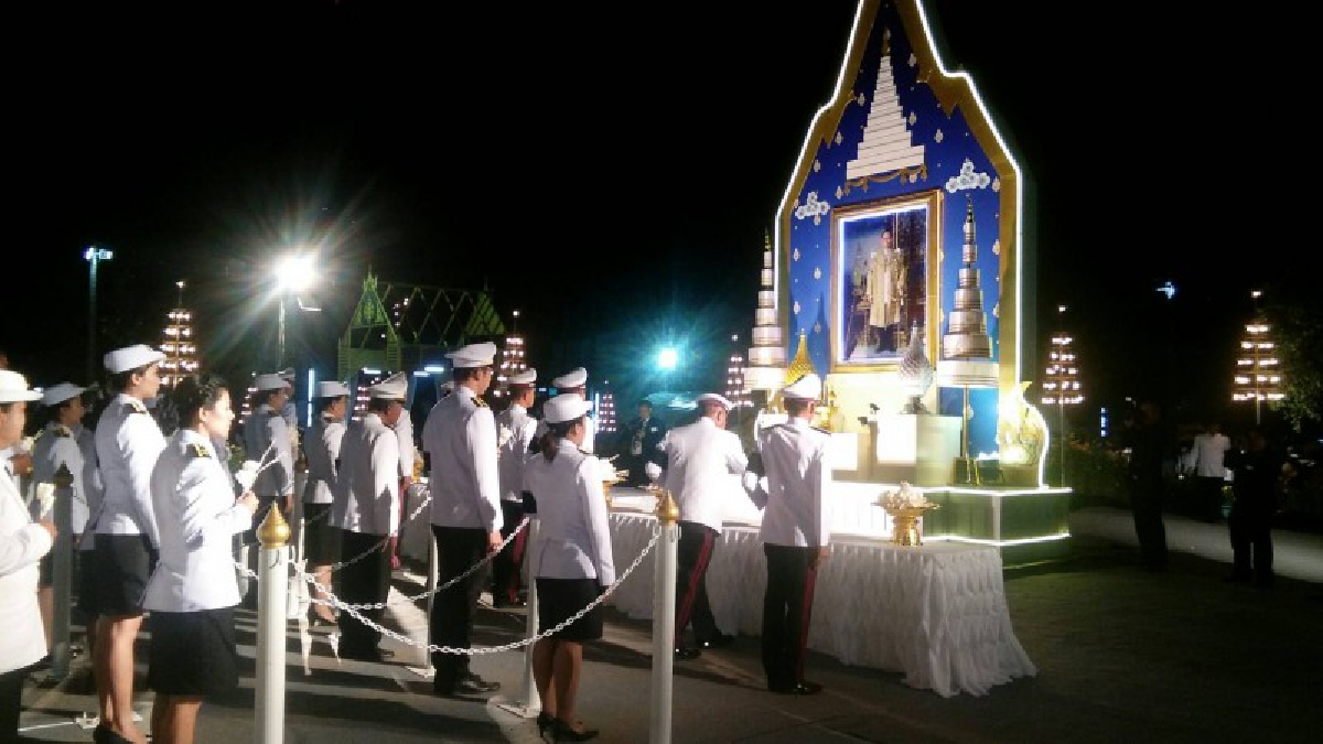 ปราจีนบุรี !! วางดอกไม้จันทน์รอบ 2 พสกนิกรทุกหมู่เหล่ายังหนาแน่นต่อเนื่อง ตั้งแต่บ่ายจรดค่ำ กว่า 20,000 ชีวิต (คลิป)
