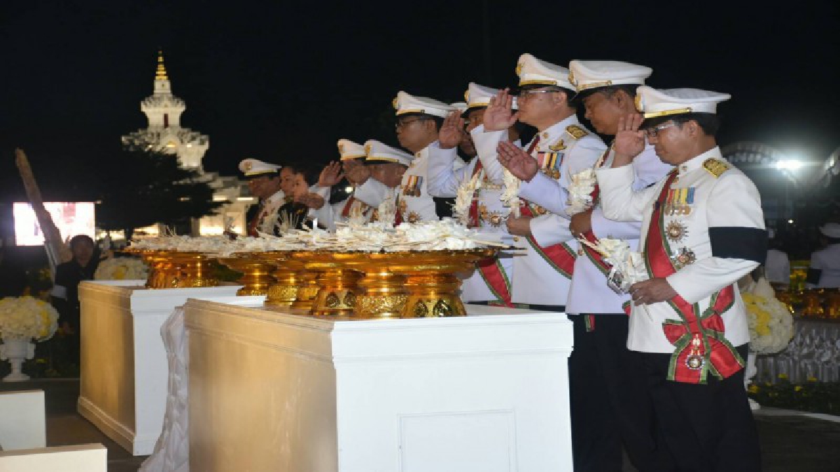 ผวจ.นครศรีธรรมราช นำหัวหน้าส่วนราชการ พ่อค้า ประชาชน ร่วมถวายดอกไม้จันทน์ ช่วงที่ 2 พร้อมจัดแสดงหรสพสมโภช หน้าพระเมรุมาศจำลอง