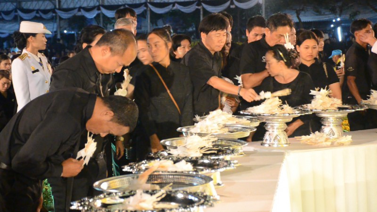 ร่วมส่งพ่อ..!! พสกนิกรชาวอุดรฯ นับแสนหลั่งไหล ร่วมพิธีถวายดอกไม้จันทน์ พระราชพิธีถวายพระเพลิงพระบรมศพ ในหลวงรัชกาลที่ ๙ (คลิป)
