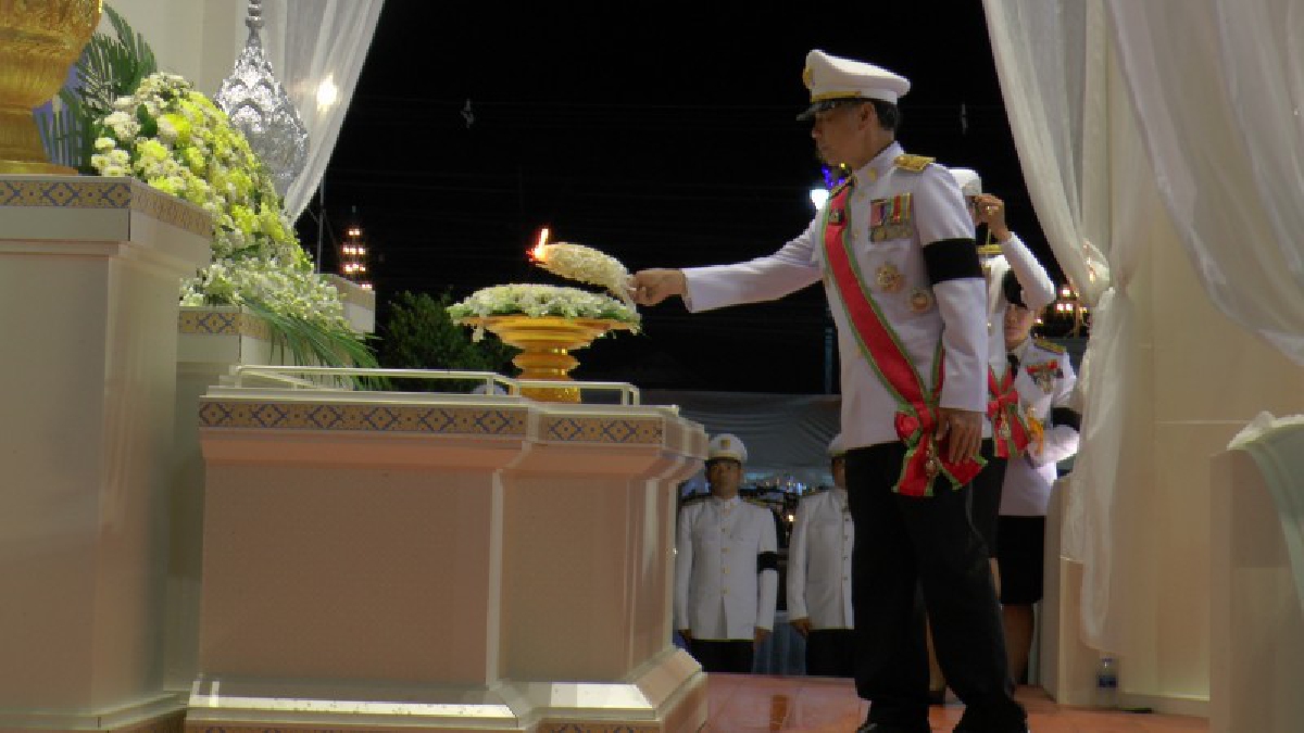 ประชาชนชาวจังหวัดนครนายก เดินทางร่วมพิธีวางดอกไม้จันทน์ และถวายพระเพลิงพระบรมศพอย่างต่อเนื่อง (มีคลิป)