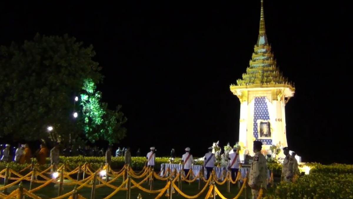 ประชาชนชาวกระบี่..!! ร่วมถวายดอกไม้จันทน์กว่า 8 หมื่นคน พร้อมจัดแสดงมหรสพสมโภช หน้าพระเมรุมาศจำลอง (มีคลิป)