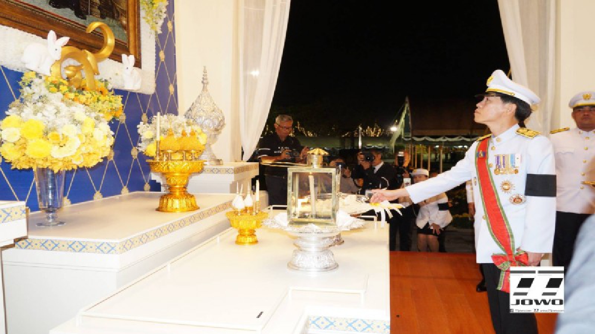 ผู้ว่าราชการจังหวัดระยอง นำพสกนิกรทุกหมู่เหล่าในพื้นที่ ถวายดอกไม้จันทน์แสดงความอาลัยพระบาทสมเด็จพระปรมินทรมหาภูมิพลอดุลยเดช