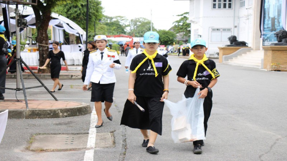 สตูล!! จิตอาสาเฉพาะกิจฯ พร้อมใจกันออกทำความดี เก็บกวาดสถานที่รอบพระเมรุมาศจำลองให้สะอาด
