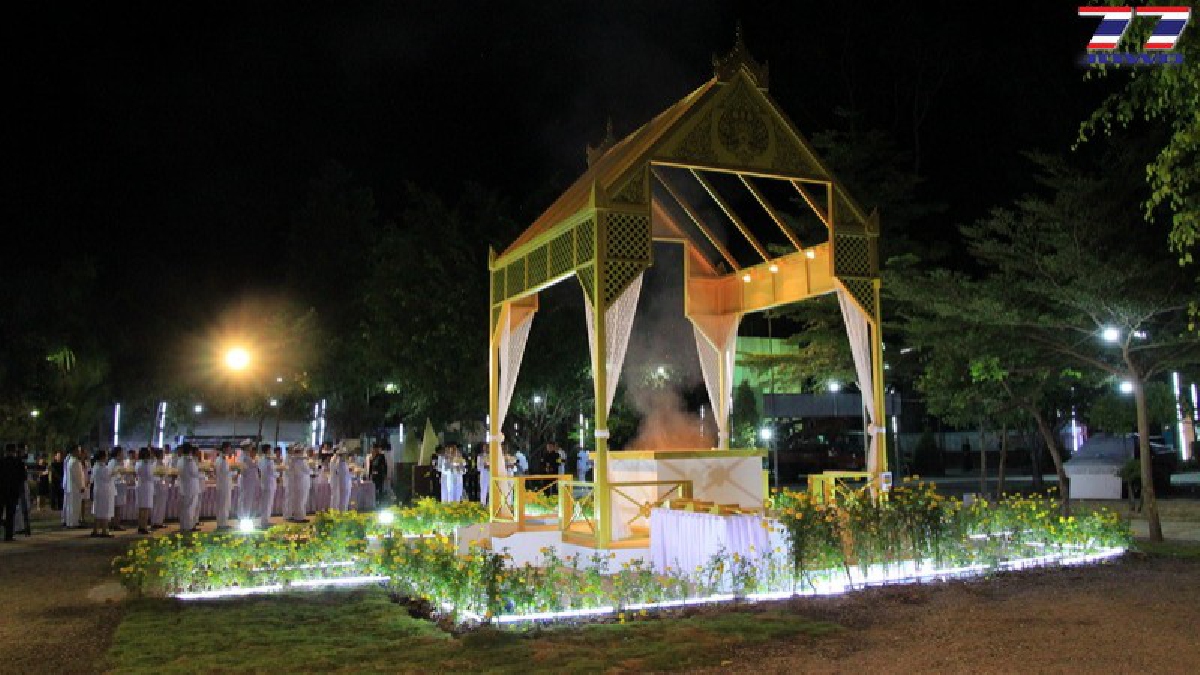 ประชาชนชาวปราจีนบุรีร่วมพิธีเผาดอกไม้จันทน์ขณะที่เจ้าหน้าที่กู้ภัยขอก้มลงกราบหน้าพระจิตกาธานเป็นครั้งสุดท้าย(ชมคลิป)