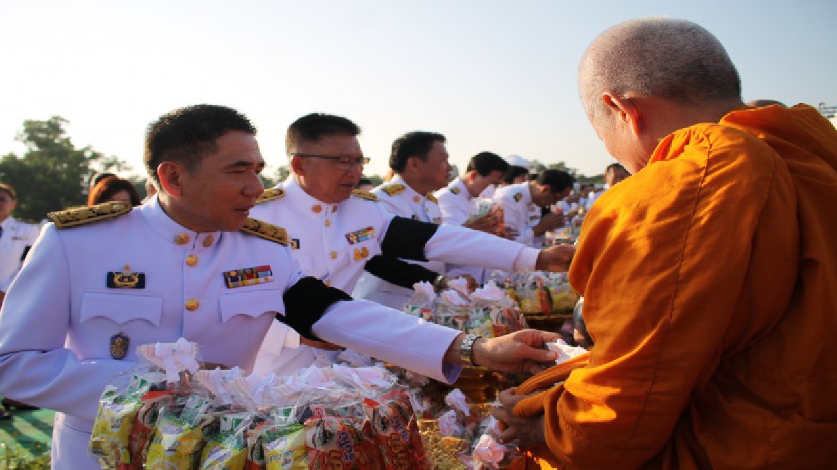 รวมใจเป็นหนึ่งเพื่อพ่อ..!! พ่อเมืองกรุงเก่า นำทำบุญตักบาตรข้าวสารอาหารแห้ง แด่พระสงฆ์ 89 รูป ถวายเป็นพระราชกุศลแด่ ในหลวงรัชกาลที่ ๙ (คลิป)