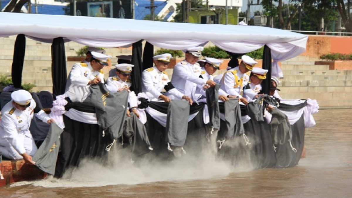 สุดอาลัย!! ผวจ.พิษณุโลกทภ.3 ร่วมประกอบพิธีเจริญพุทธมนต์ และพิธีอัญเชิญเถ้าดอกไม้จันทน์ไปลอยแม่น้ำน่านหน้าวัดใหญ่