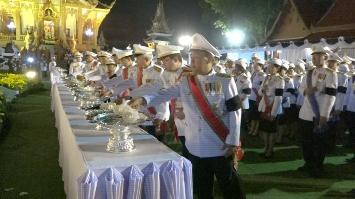 รวมใจส่งพ่อหลวง!! พสกนิกรชาวขอนแก่นกว่า 3.5 แสนคนร่วมพิธีถวายดอกไม้จันทน์ ในงานพระราชพิธีถวายพระเพลิงพระบรมศพในหลวงรัชกาลที่ 9