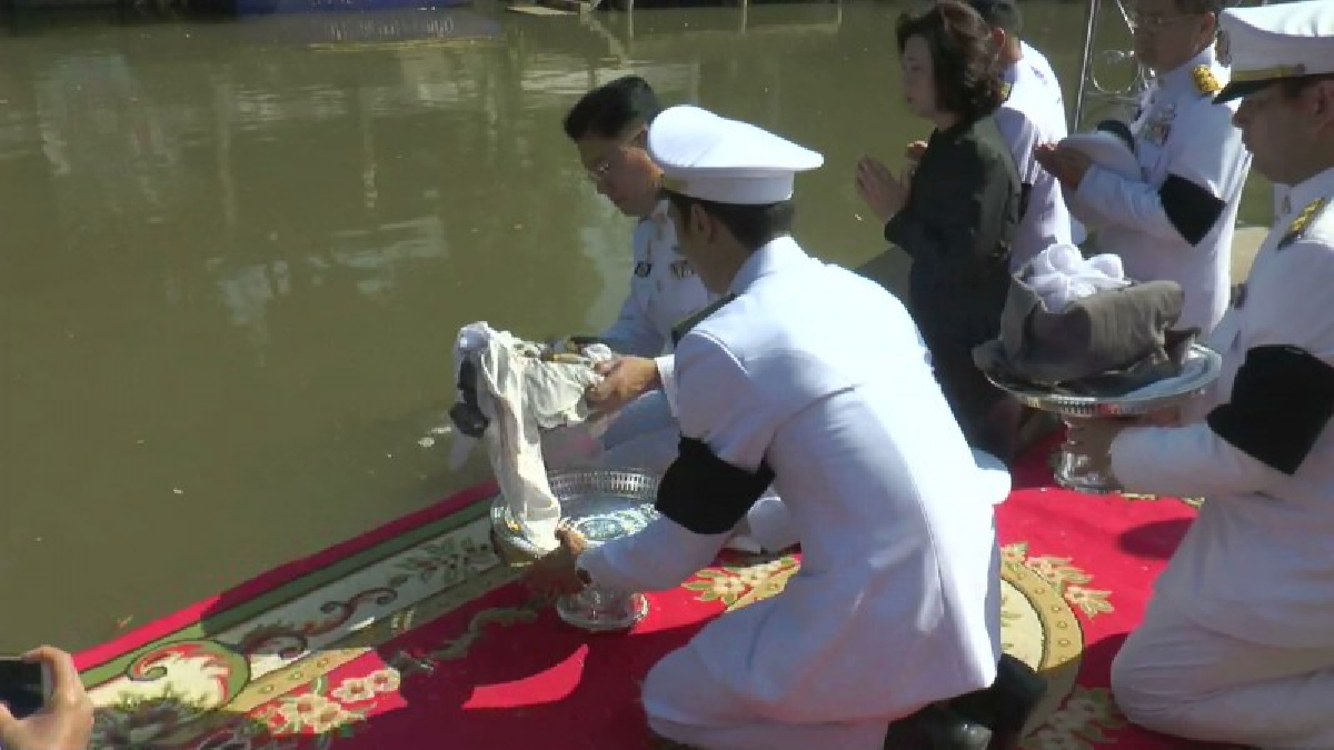ผู้ว่าราชการจังหวัดนครราชสีมา!! อัญเชิญเถ้าดอกไม้จันทน์พระราชพิธีถวายพระเพลิงพระบรมศพฯ ไปลอย ณ ท่าน้ำลำตะคอง วัดศาลาลอย