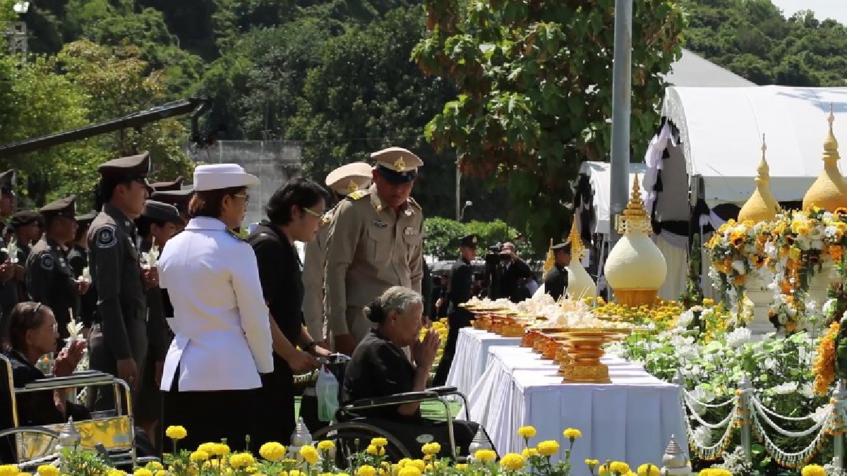 สงขลา..!! สรุปยอดและบรรยากาศ ปชช.เดินทางมารวมพิธีถวายดอกไม้จันทน์ ในพระราชพิธีถวายพระเพลิงพระบรมศพ รวมทั้งสิ้น 482,462 คน