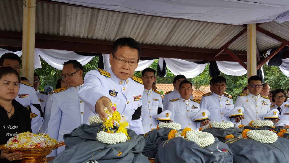 จังหวัดชัยนาท!! จัดพิธีสวดพระพุทธมนต์และอัญเชิญเถ้าดอกไม้จันทน์ ไปลอยในแม่น้ำเจ้าพระยา หน้าวัดพระอารามหลวง