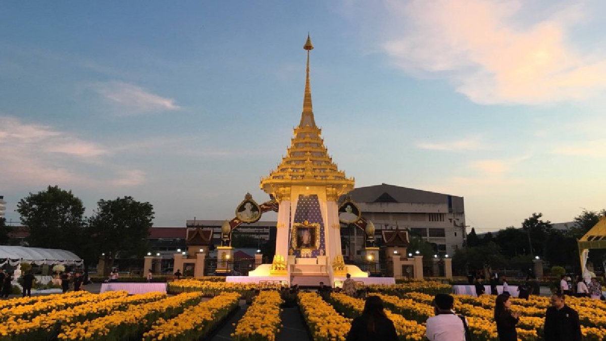 ชัยภูมิ..!! เหล่าข้าราชการและพสกนิกรทุกหมู่เหล่าร่วมพิธีถวายดอกไม้จันทน์พระเมรุมาศจำลองทั้ง 16 อำเภอ เพื่อพิธีถวายพระเพลิงในหลวงรัชกาล9