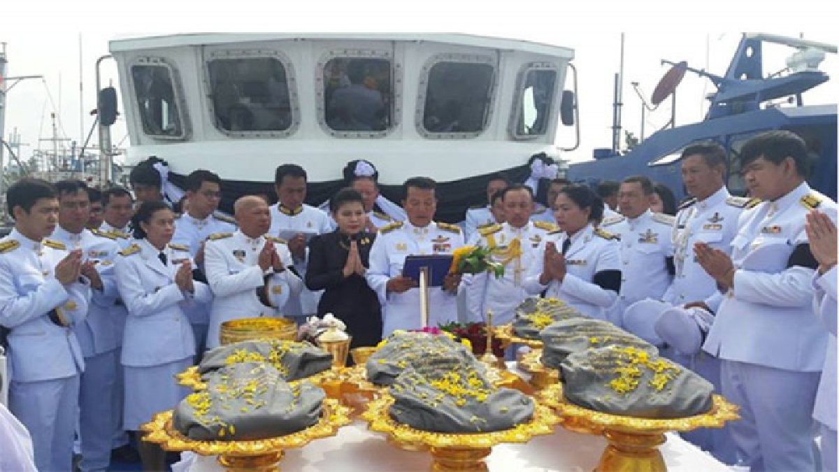 ชุมพร!! พสกนิกรทุกหมู่เหล่า ร่วมอัญเชิญพระบรมโกศและเถ้าดอกไม้จันทน์ ไปลอยทะเลอ่าวไทย (ชมคลิป)