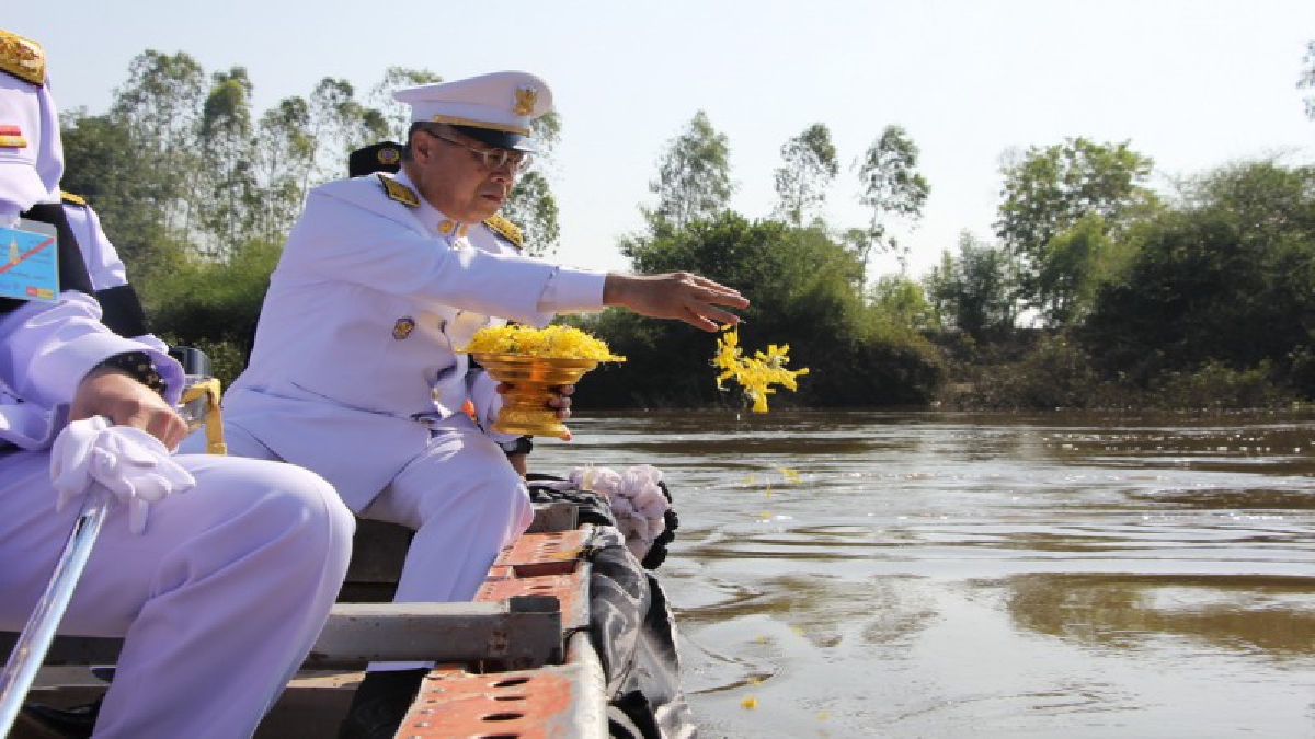 สุดเศร้า!! สรุปยอดปชช. ร่วมในพระราชพิธีฯ จำนวน 281,195 คน บรรยากาศพ่อเมืองสุรินทร์ ประกอบพิธีบำเพ็ญกุศล และลอยเถ้าดอกไม้จันทน์ กลางลำน้ำชี