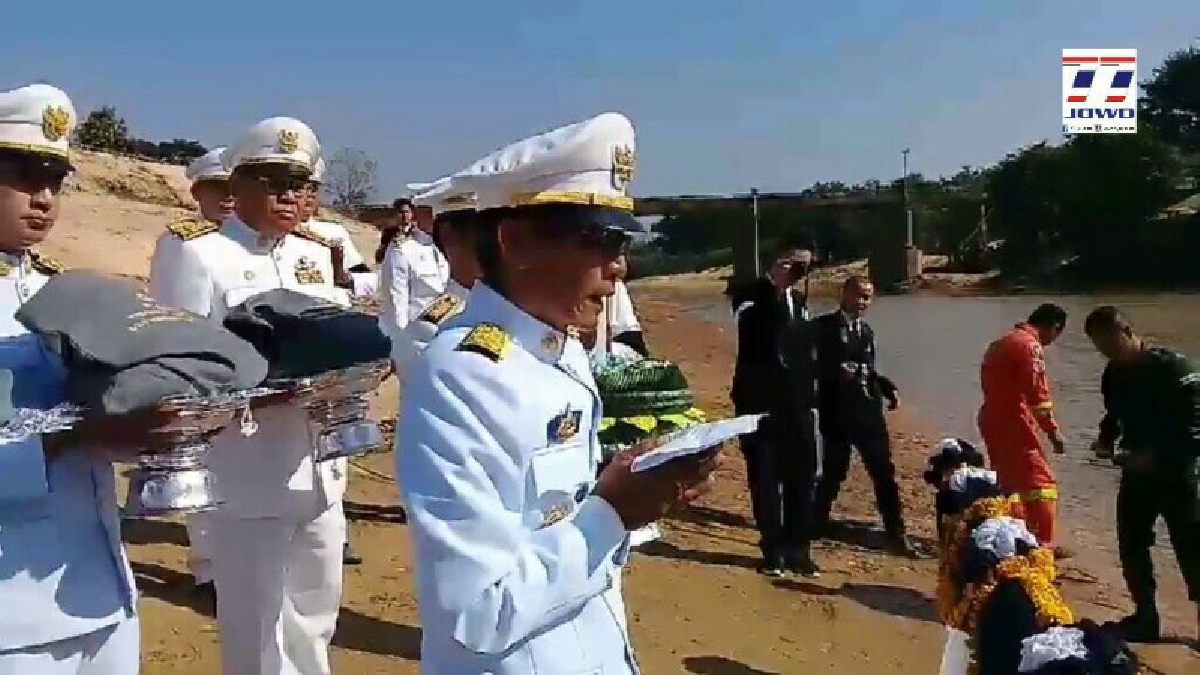 สุดกลั้นน้ำตา !! นายอำเภอโพนทอง "สะอื้นไห้ อาลัยพ่อหลวง ร.9" ขณะกล่าวคำบูชาในพิธีลอยอังคารเถ้าดอกไม้จันทน์ ณ  ริมฝั่งแม่น้ำลำพะยัง (คลิป)