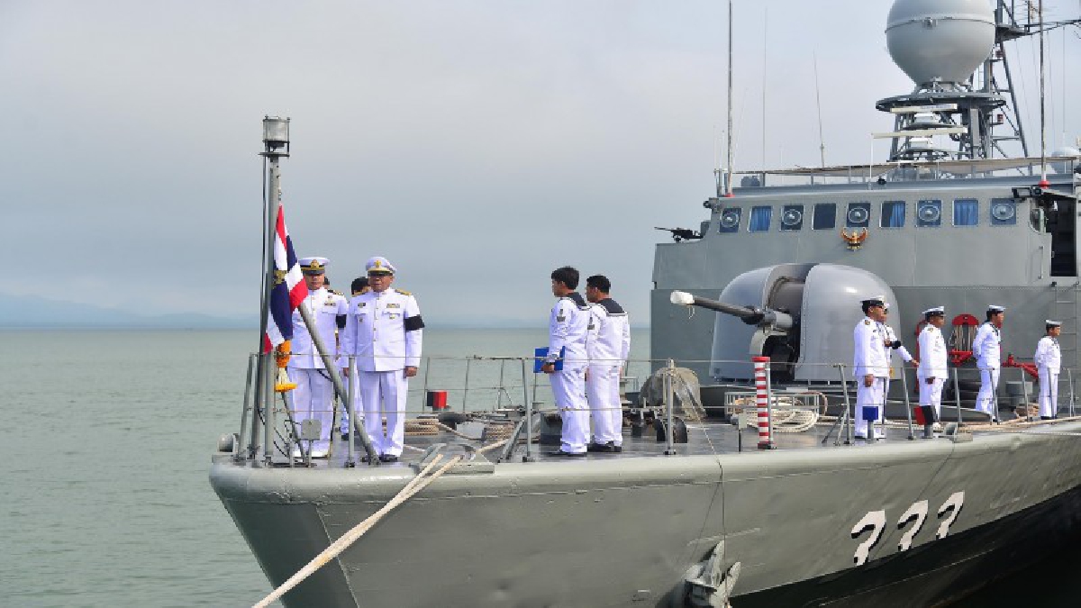 สมพระเกียรติ!! ระนองจัดขบวนกองเรือเกียรติยศ 9ลำ อัญเชิญเถ้าดอกไม้จันทน์ ลอยกลางทะเลอันดามัน