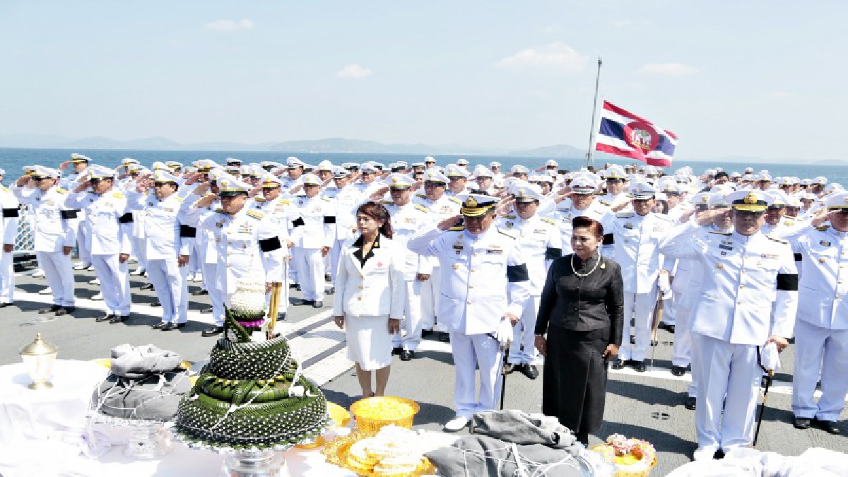 กองทัพเรือ อัญเชิญเถ้าดอกไม้จันทน์ ลอยทะเลกลางอ่าวสัตหีบอย่างยิ่งใหญ่สมพระเกียรติ