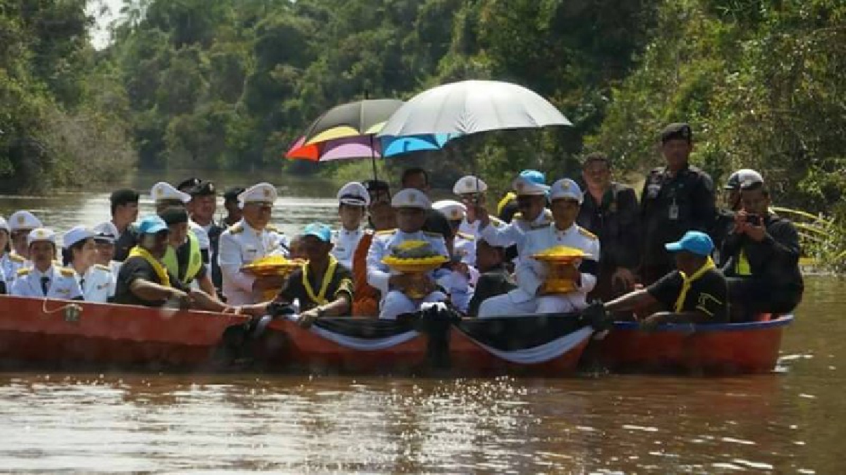 อำเภอสุไหงปาดี จัดพิธีสวดพระพุทธมนต์และพิธีอัญเชิญเถ้าดอกไม้จันทน์ ไปลอยคลองปากน้ำแบ่งแม่น้ำสามสาย