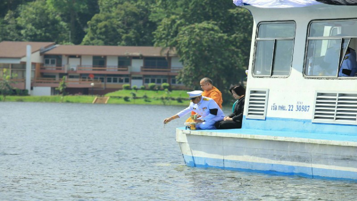 ชัยภูมิ!! ผู้ว่าราชการจังหวัดพร้อมด้วยข้าราชการทำพิธีถวายพระราชกุศลบรรจุเถ้าดอกไม้จันทน์และถุงบรรจุเถ้าดอกไม้จันทน์ที่เขื่อนจุฬาภรณ์(มีคลิป)
