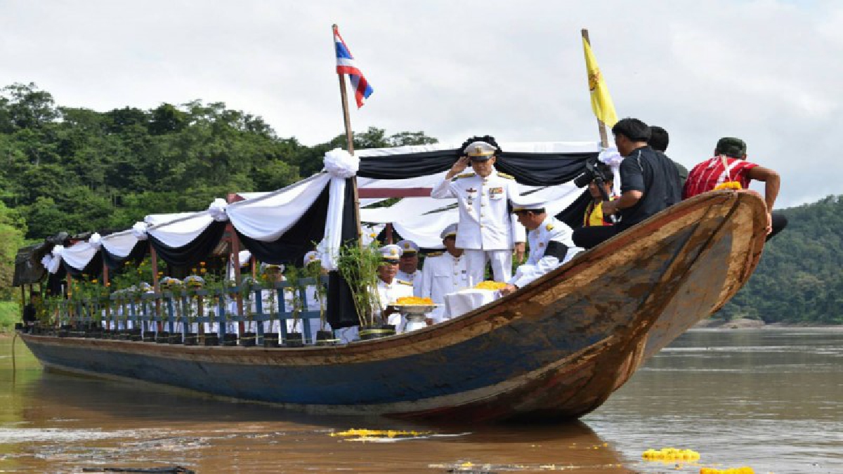 หนึ่งเดียวในประเทศ!! พสกนิกรชนเผ่าส่งเสด็จพ่อหลวงสู่สวรรคาลัย ในน่านน้ำสาละวิน (มีคลิป)