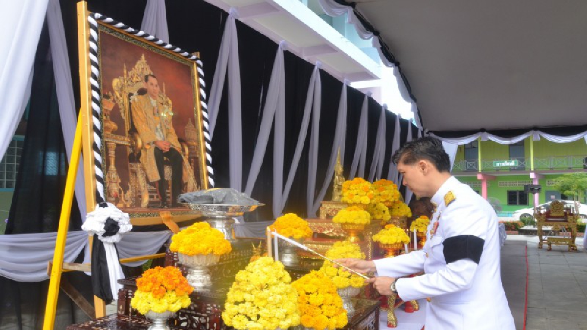 นายอำเภอรือเสาะจังหวัดนราธิวาส ได้อัญเชิญเถ้าดอกไม้จันทร์นำมาลอยสู่แม่น้ำสายบุรี..!!
