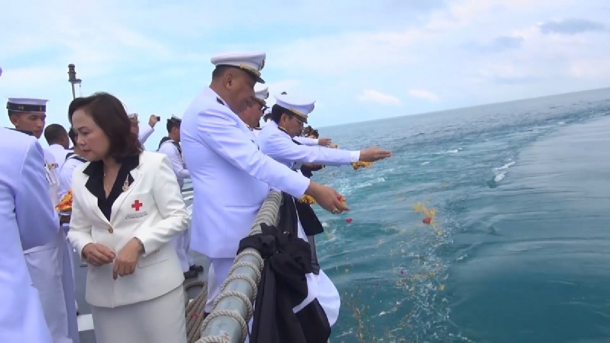 เรือหลวงกระบี่ นำเถ้าดอกไม้จันทน์ลอยลงทะเลกลางอ่าวไทยอย่างสมพระเกียรติ (คลิป)