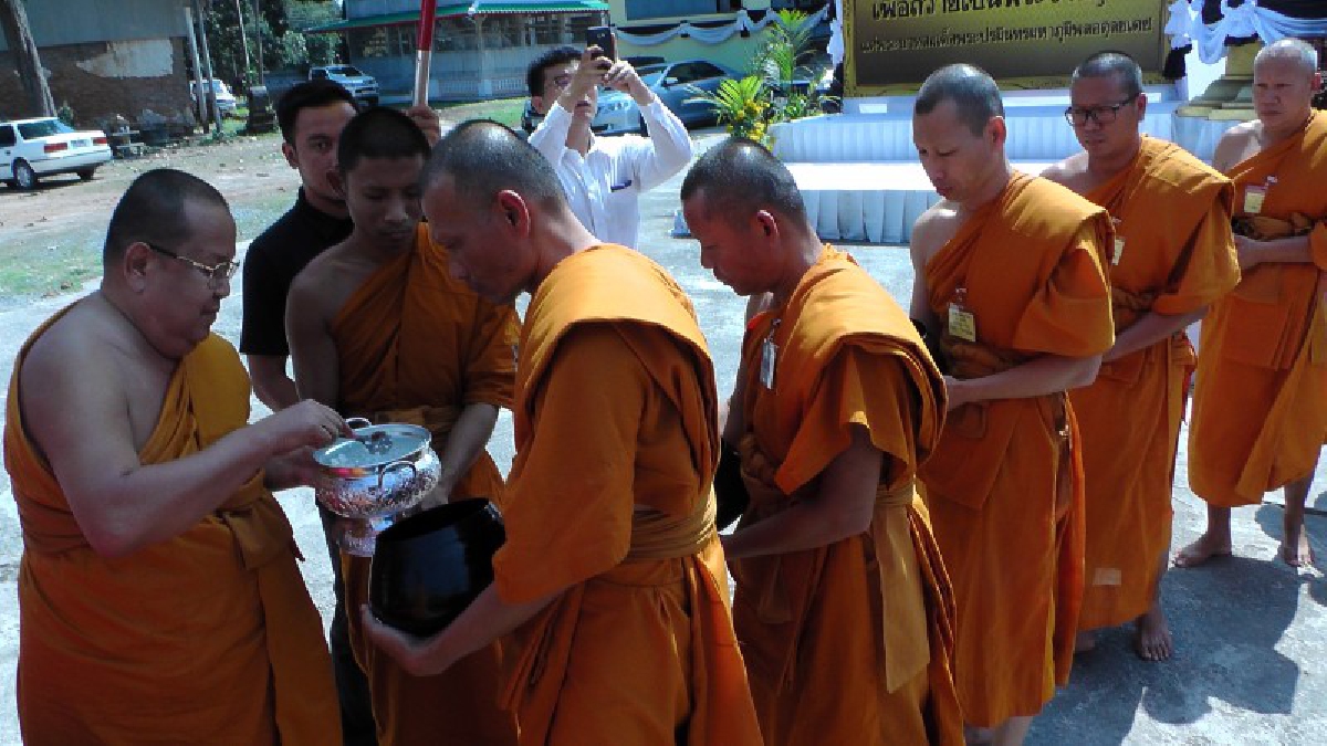 นครนายก  พิธีทำบุญตักบาตรข้าวสุก พระสงฆ์ 106 รูป เพื่อถวายพ่อหลวง ร. 9