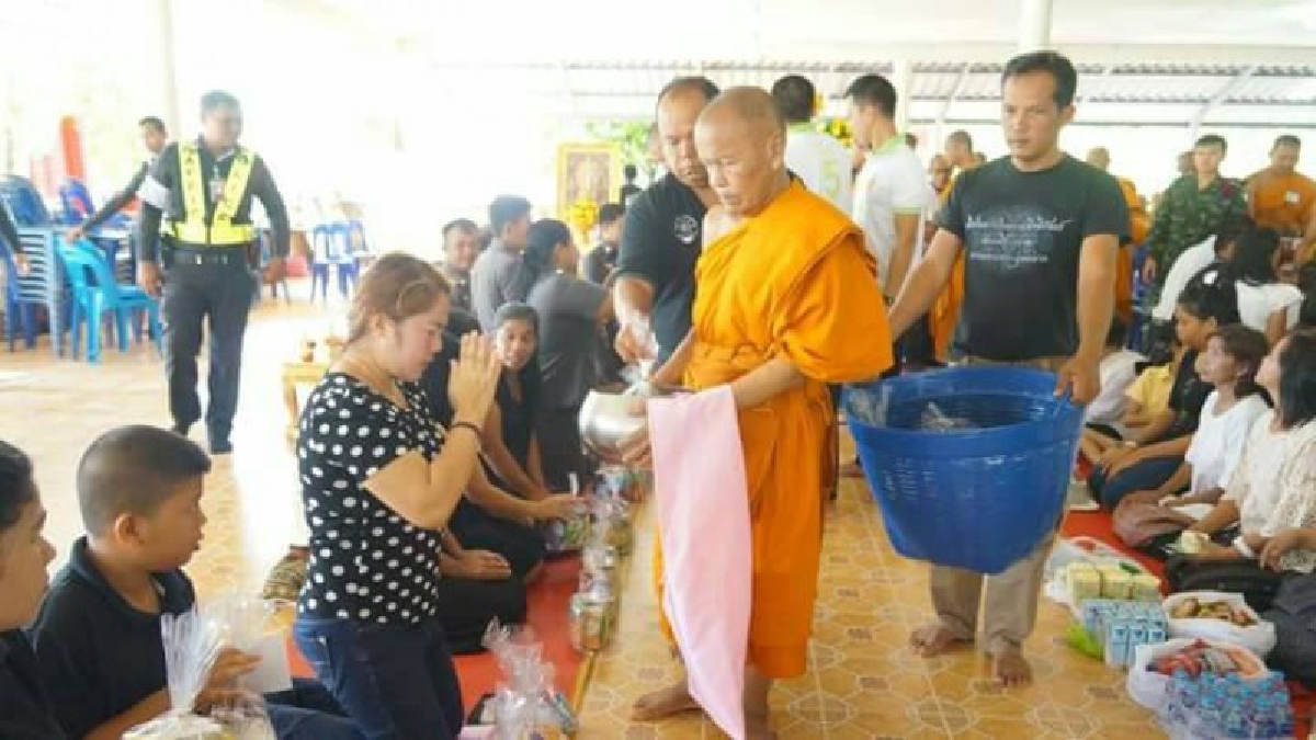 พุทธศาสนิกชนชาวอำเภอสุไหงปาดี ร่วมทำบุญตักบาตร ถวายเป็นพระราชกุศลแด่ พระบาทสมเด็จพระปรมินทรมหาภูมิพลอดุลยเดช บรมนาถบพิตร
