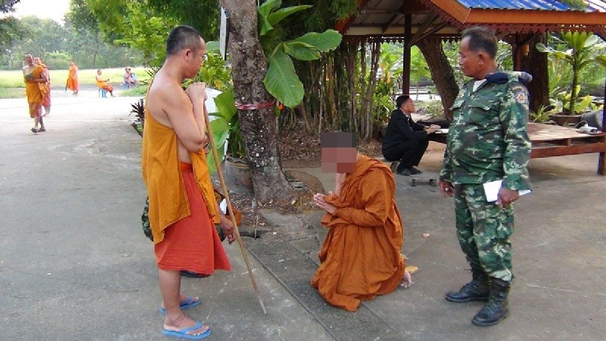 ไม่รู้จักเข็ดหลาบ !! ตร.นำชายหัวโล้นห่มเหลือง เมาฟุบหลับคาบขส.หนองบัว ให้พระสึก หลวงพ่อจำหน้าได้ไอ้นี่เคยสึกแล้วนี่