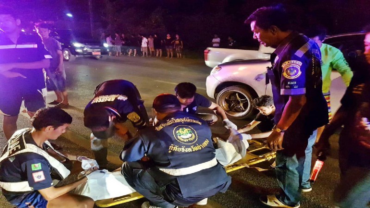 กระบะตีนผีสุดโหด ซิ่งชนจยย.พังเละ คนขับตายคาที่ เมียสาหัส สุดใจดำขับหนี แต่เวรกรรมมีจริงเพราะทิ้งหลักฐานสำคัญไว้