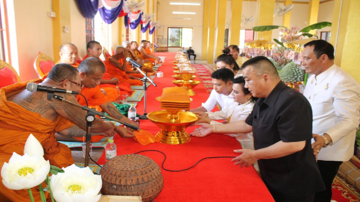 "ศรีวราห์" รองผบ.ตร. ทอดกฐิน-ยกช่อฟ้าพระวิหารเทพ ร่วมกับเศรษฐีนี กรุงเก่า  ที่ วัดเสนานิมิตร (ดูคลิป)