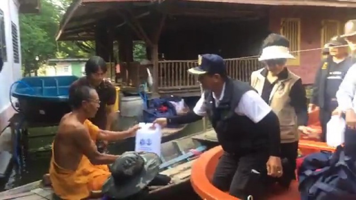 คนไทยไม่ทิ้งกัน..!! ผู้ว่าราชการอ่างทอง มอบถุงยังชีพและน้ำดื่ม ให้ประชาชนในพื้นที่วัดอัมพวัน หลังแม่น้ำเจ้าพระยาทะลักท่วม..!?