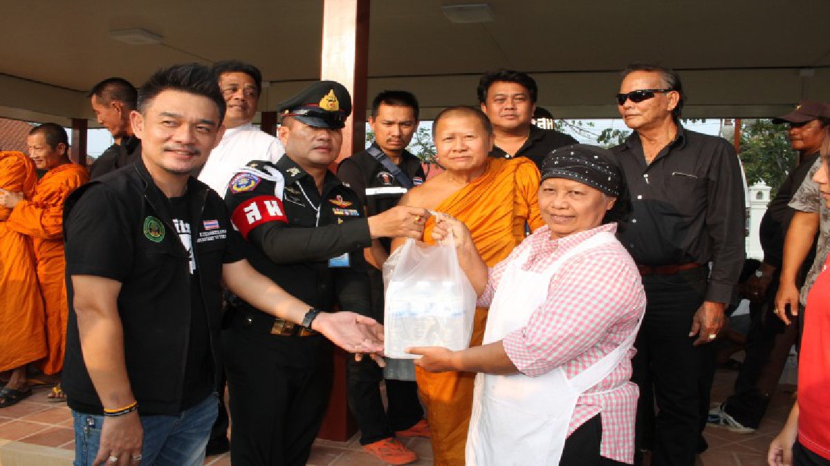 คนไทยไม่ทิ้งกัน...!! ชาวบ้านซึ้งน้ำใจเทศบาลนครฯ กรุงเก่า แจกถุงยังชีพผู้ประสบภัยน้ำท่วม ชุมชนวัดศาลาปูน (ดูคลิป)