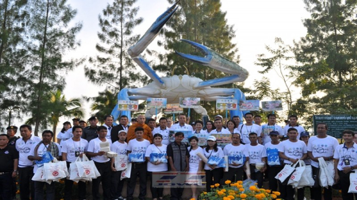 ผู้ว่าสุราษฎร์ นำมวลชนกว่า 300 คน รณรงค์ลดละเลิกการใช้กล่องโฟมและพลาสติก ริมทะเลหาดพุมเรียง รักษาสิ่งแวดล้อมและชีวิตสัตว์ทะเล (คลิป)