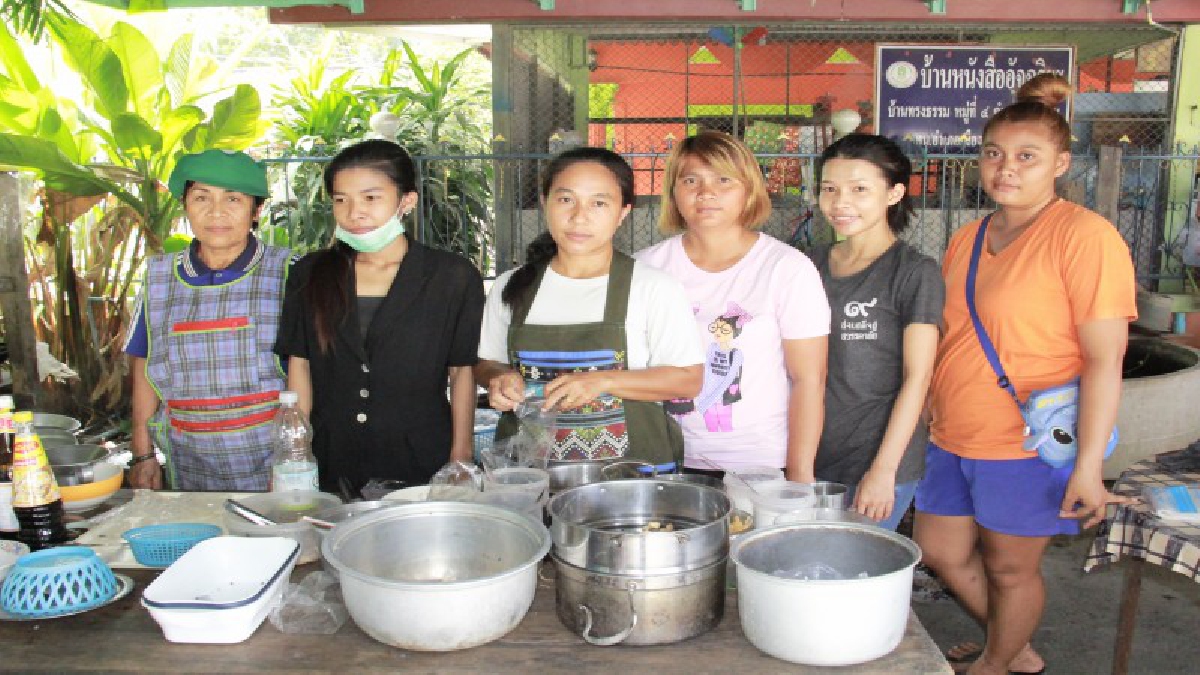 แม่ค้าขายก๋วยเตี๋ยวบ้านทรงธรรม เปิดร้านทำก๋วยเตี๋ยวแจกให้ประชาชนกินฟรี 1 วันเต็ม อุทิศส่วนกุศลถวายแด่พ่อหลวง ร. ๙ (คลิป)