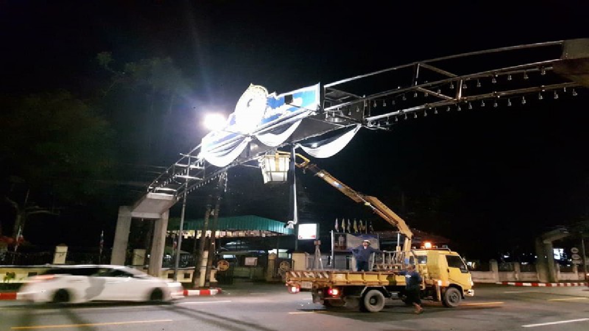 เทศบาลเมืองนราธิวาส เร่งปลดผ้าขาวดำ ที่ติดตามสถานที่ต่างๆ ปฏิบัติตามแนวทางการ ปลดทุกข์ หลังเสร็จสิ้นพระราชพิธีฯ