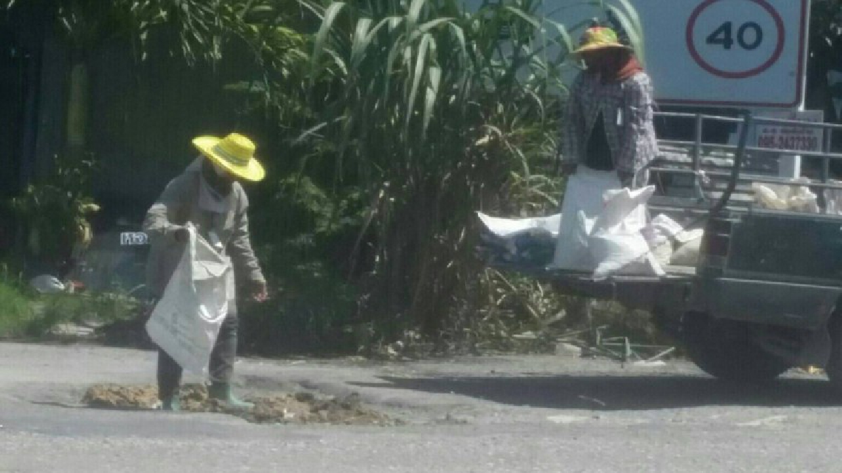เอือมระอา !! ชาวบ้านโวย สามแยกหัวนา แก้ไขไม่จริงจัง สุดทน..ต้องขนดิน เศษอิฐเศษปูนมากลบหลุมกันเอง (คลิป)