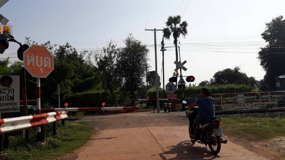 จอดคอยจนหลับ !! แผงกั้นทางรถไฟไม่ขึ้นสักที ไม่กล้าวิ่งข้าม หวั่นถูกรถไฟทับ วอนหน่วยงานตรวจสอบด่วน (ชมคลิป)
