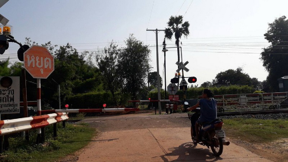 จอดคอยจนหลับ !! แผงกั้นทางรถไฟไม่ขึ้นสักที ไม่กล้าวิ่งข้าม หวั่นถูกรถไฟทับ วอนหน่วยงานตรวจสอบด่วน (ชมคลิป)