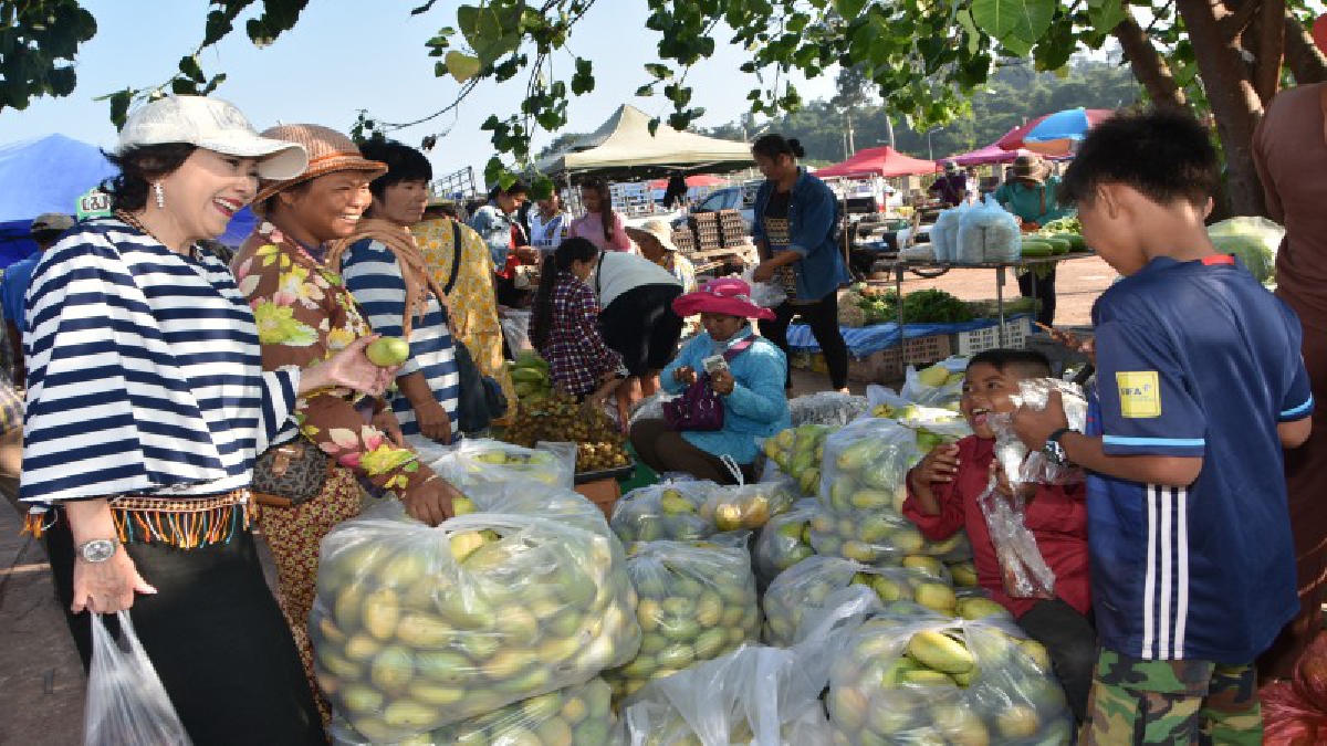 ศรีสะเกษเนืองแน่น !! เขมรทะลักหาซื้ออาหารไปลงแขกเกี่ยวข้าว ที่ตลาดเมืองใหม่ช่องสะงำคึกคัก (คลิป)