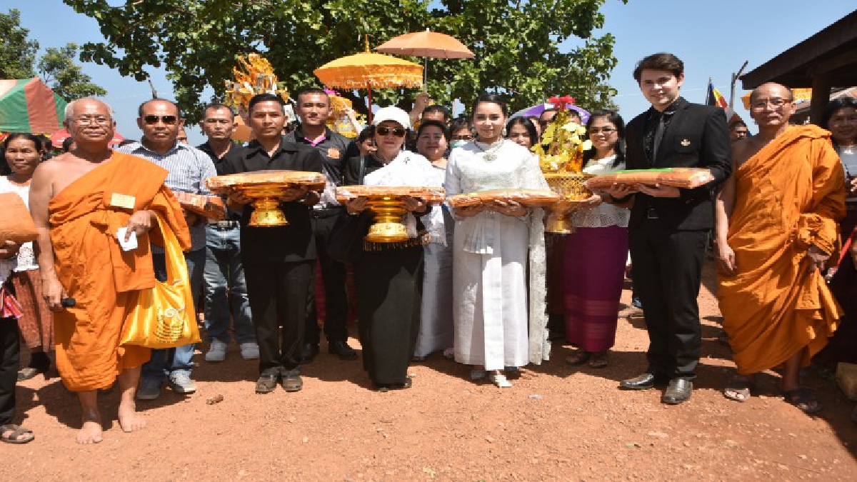 ศรีสะเกษ !! หลวงพ่อพุฒนำศิษย์หลวงปู่สรวงทอดกฐิน 2 แผ่นดินไทย – กัมพูชาได้เงินกว่า 47 ล้านเรียล ถวายเป็นพระราชกุศล ในหลวง ร.9 (คลิป)
